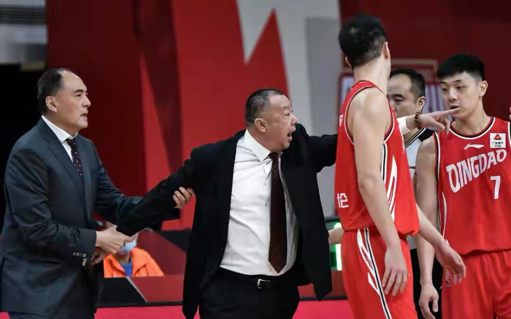  尼斯主帅赛后炮轰裁判，争议判罚引发舆论风波  