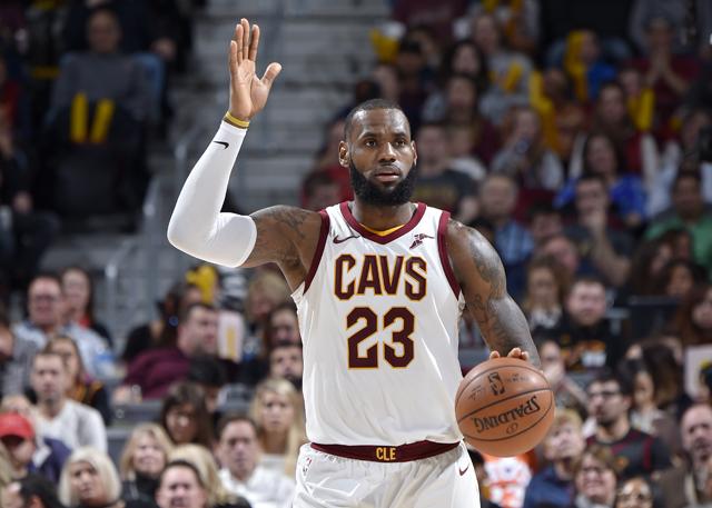  米切尔复出砍下准三双骑士大胜尼克斯